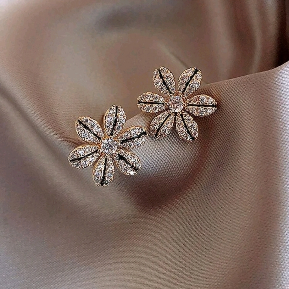 🐝5/$25 $ Rhinestone Flower Earrings